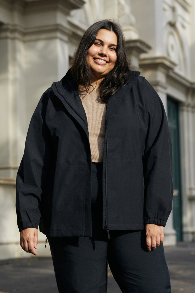 Sienna wears 3XL (size 20 AU)