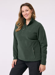 Woman wearing the Sugarloaf Fleece in Pine Green
